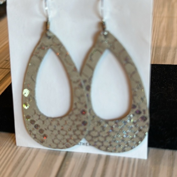 Seven Leather new stamped earrings pretty lightweight metallic pierced e… - Picture 4 of 6